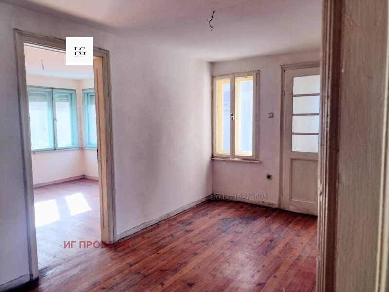 Продава ЕТАЖ ОТ КЪЩА, гр. Бургас, Център, снимка 2 - Етаж от къща - 53461651