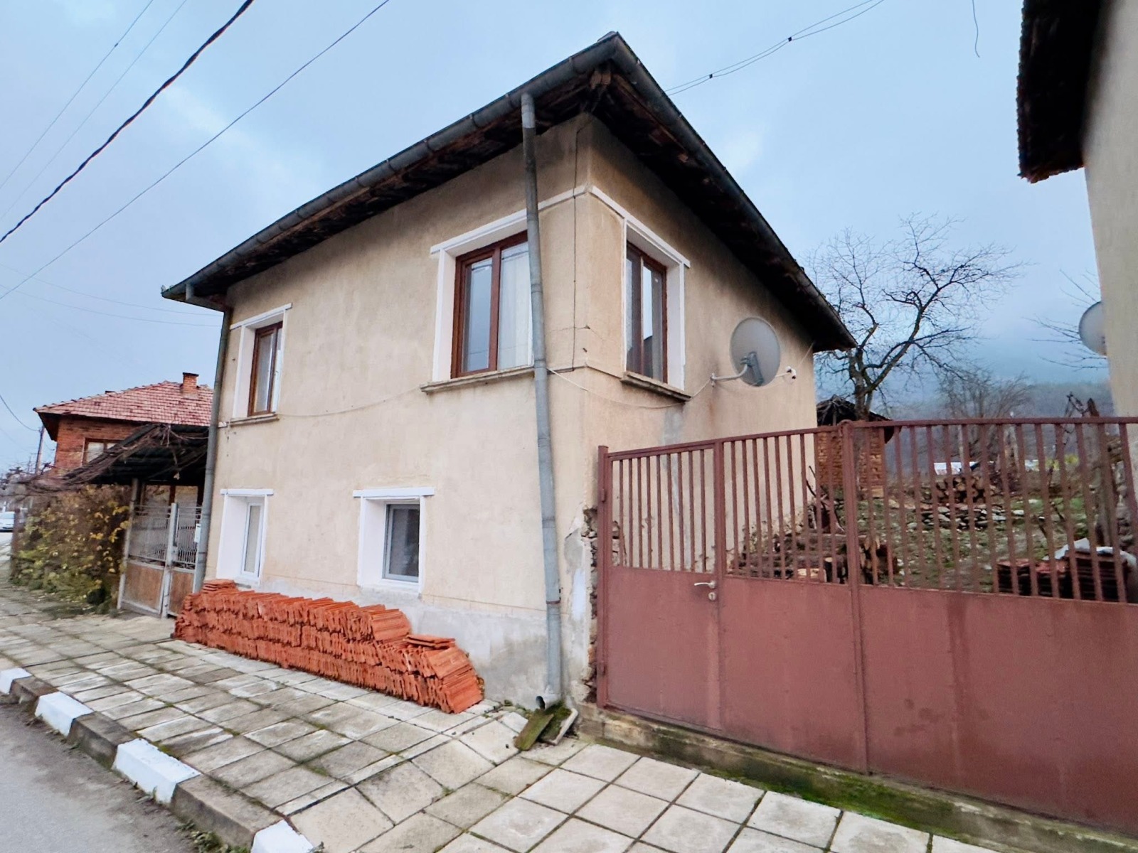 Продава КЪЩА, с. Говежда, област Монтана, снимка 2 - Къщи - 54431570