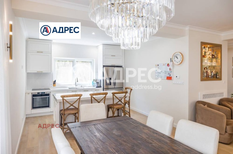 Продава КЪЩА, гр. Варна, Център