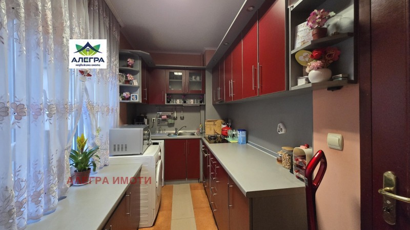 Продава 4-СТАЕН, гр. Пазарджик, Идеален център, снимка 2 - Апартаменти - 52482143