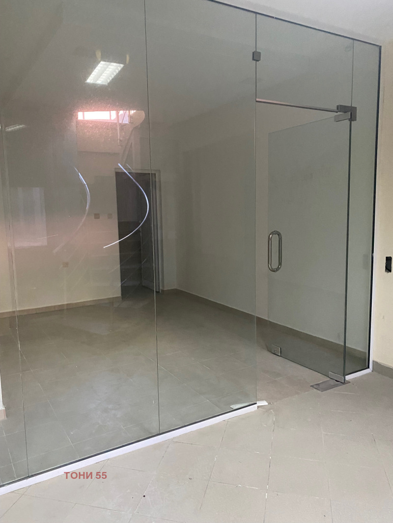 Продава МАГАЗИН в град Русе, Център - 17 кв.м / 24 500 € » 47 917.84 лв., ТОНИ 55