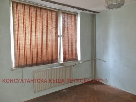 2 slaapkamers Mladost, Lovetsj 5