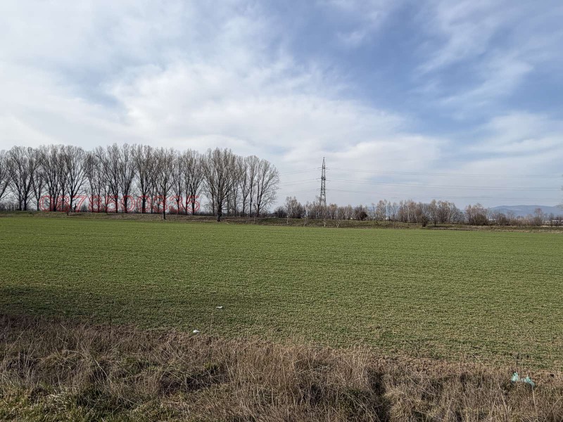 Продава ПАРЦЕЛ в област София, с. Равно поле - 40500 кв.м / 9 720 000 € » 19 010 667.60 лв.