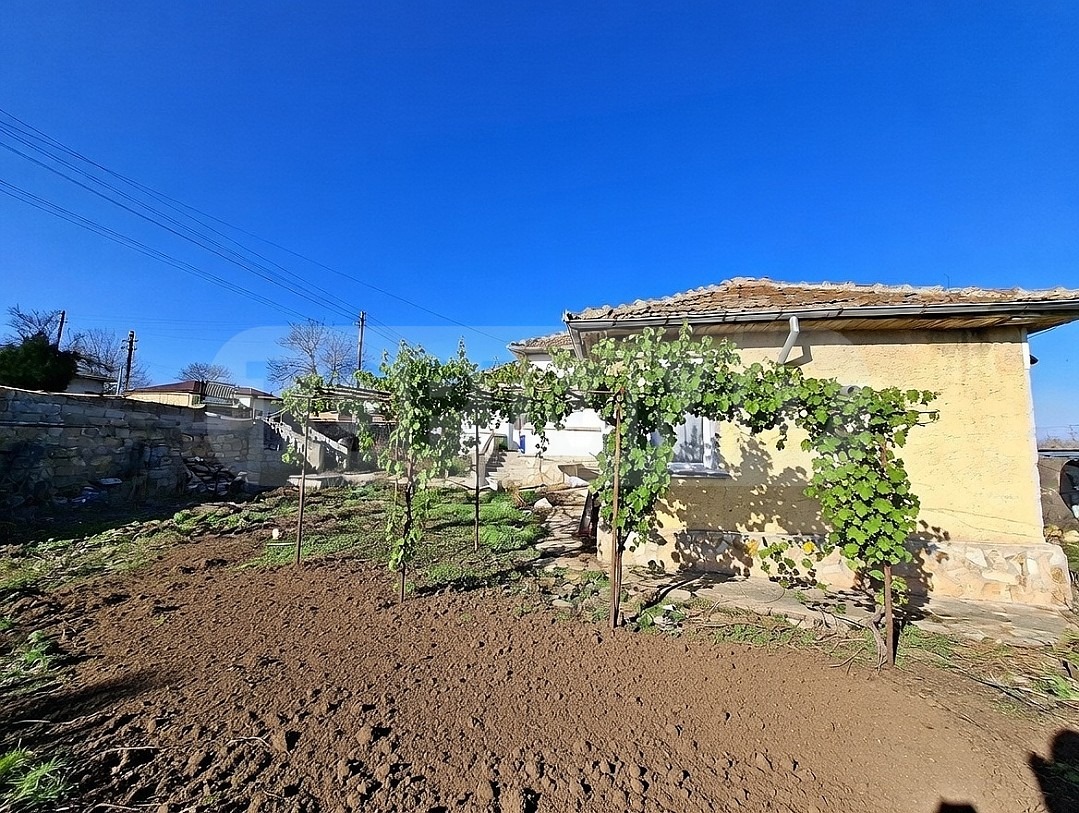 Продава КЪЩА, с. Карапелит, област Добрич, снимка 2 - Къщи - 53616460