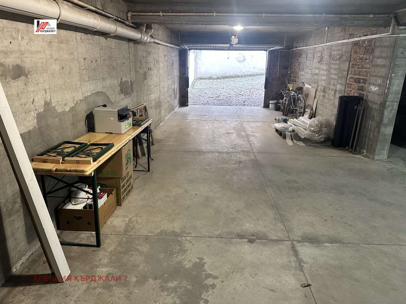 Продава ГАРАЖ, ПАРКОМЯСТО, гр. Кърджали, Център