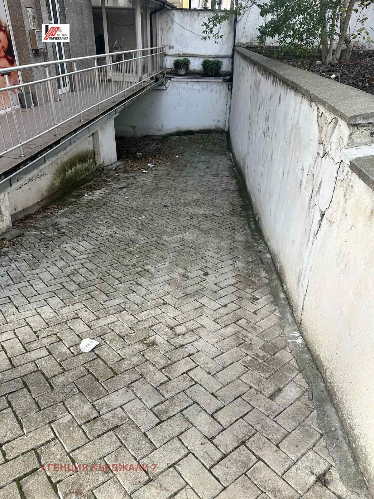 Продава ГАРАЖ, ПАРКОМЯСТО, гр. Кърджали, Център, снимка 5 - Гаражи и паркоместа - 54201793