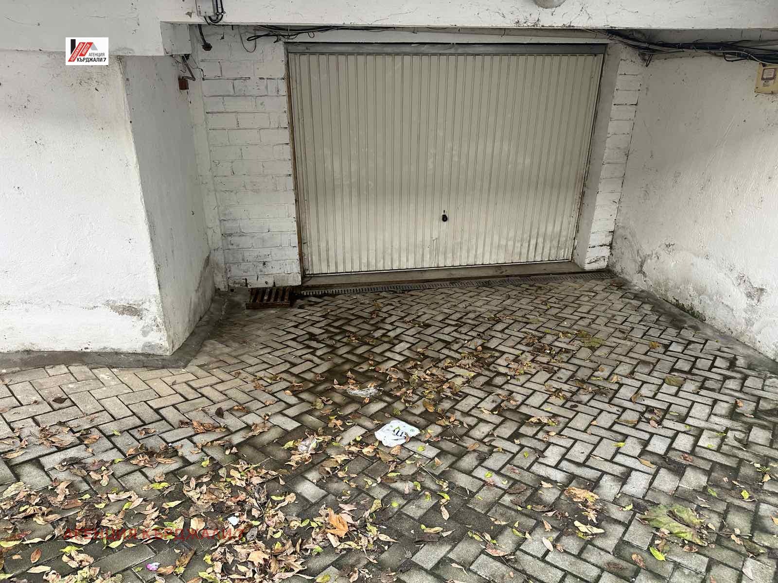 Продава ГАРАЖ, ПАРКОМЯСТО, гр. Кърджали, Център, снимка 6 - Гаражи и паркоместа - 54201793
