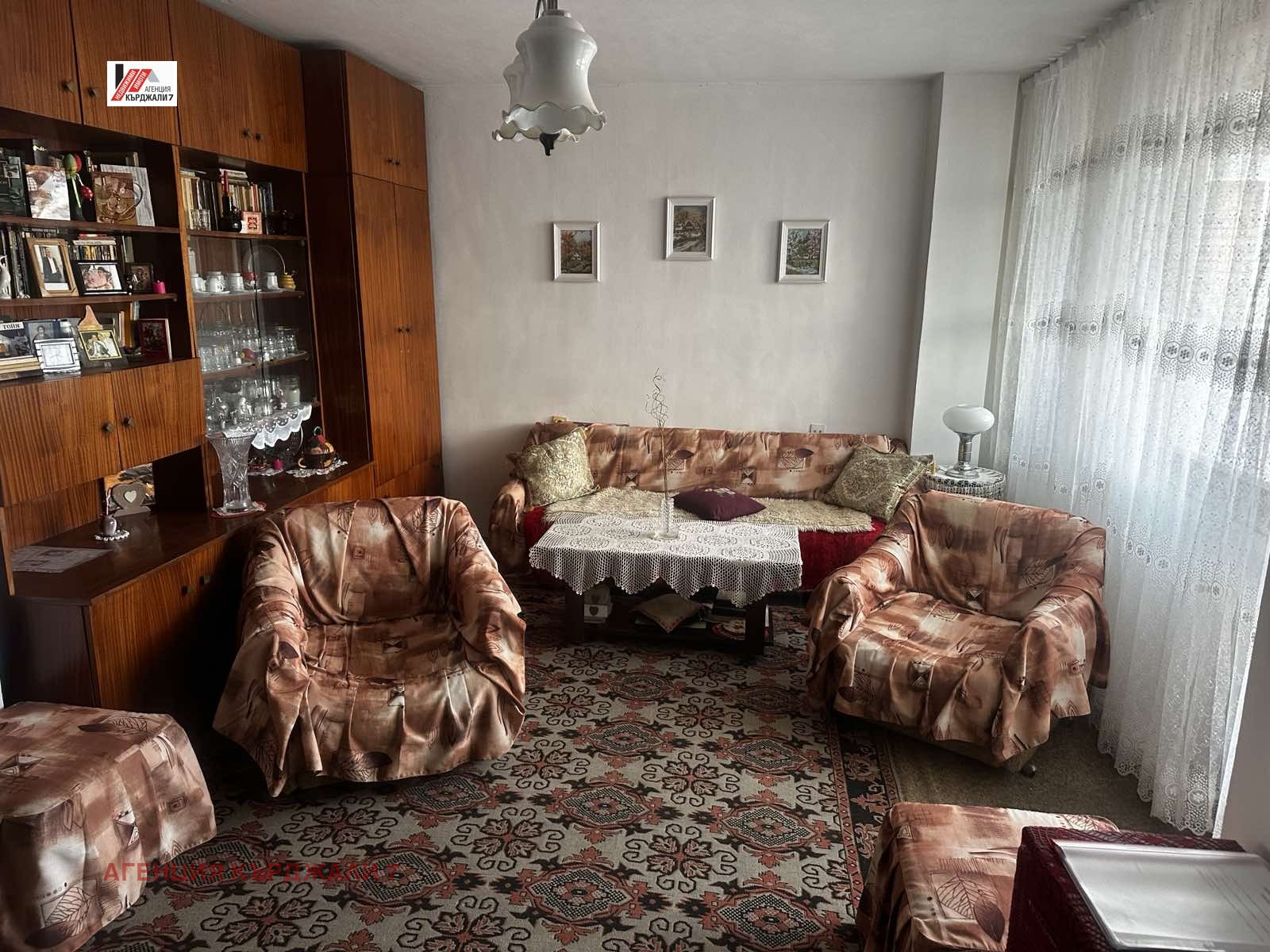 Продава МНОГОСТАЕН, гр. Кърджали, Център, снимка 3 - Апартаменти - 54280104