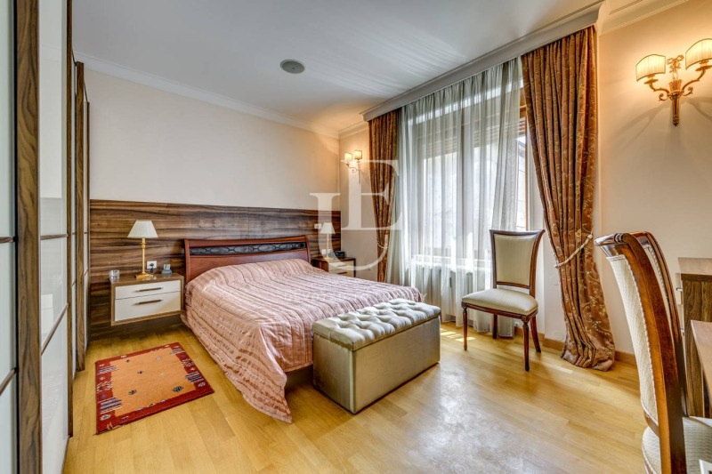 Продава 4-СТАЕН, гр. София, Център, снимка 2 - Апартаменти - 52443073