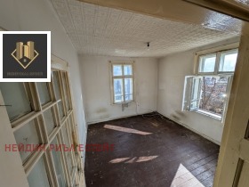Piano della casa Tsentar, Sofia