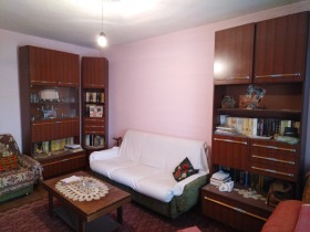 1 chambre Iztok, Pernik 1