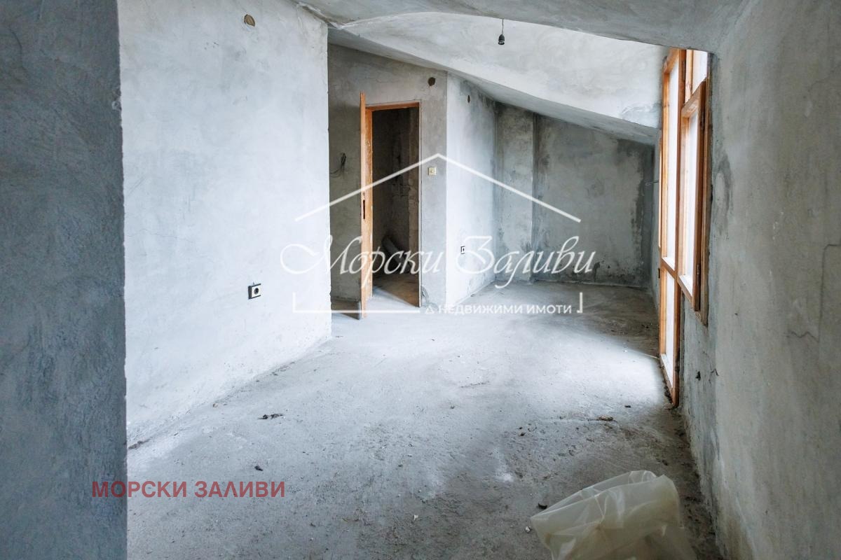 Продава АТЕЛИЕ, ТАВАН, гр. Бургас, Център