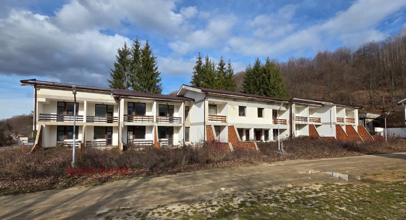 Продава ХОТЕЛ, гр. Априлци, област Ловеч