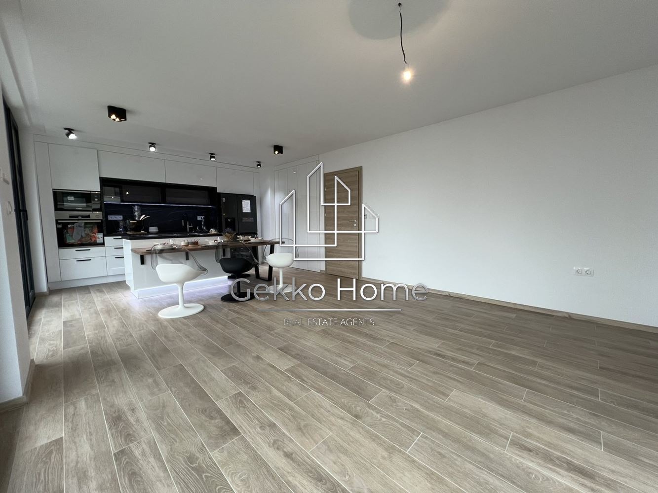 Продава 4-СТАЕН, гр. Варна, к.к. Св.Св. Константин и Елена, снимка 3 - Апартаменти - 53717404