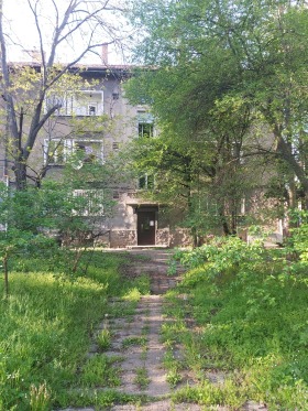 3-стаен град София, Сухата река 14