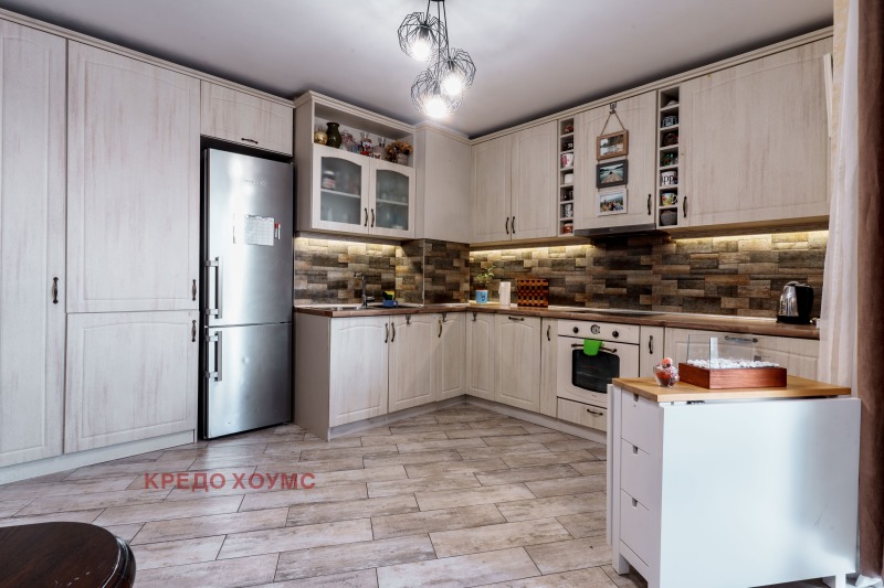 Продава 3-СТАЕН, гр. Велико Търново, Колю Фичето, снимка 3 - Апартаменти - 52557032