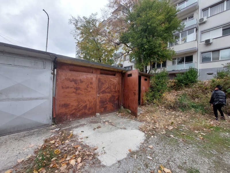 Продава ГАРАЖ, ПАРКОМЯСТО, гр. Велико Търново, Център, снимка 2 - Гаражи и паркоместа - 53004397
