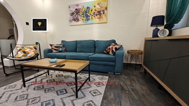 Продава ЕТАЖ ОТ КЪЩА, гр. Пловдив, Център, снимка 2 - Етаж от къща - 52363142