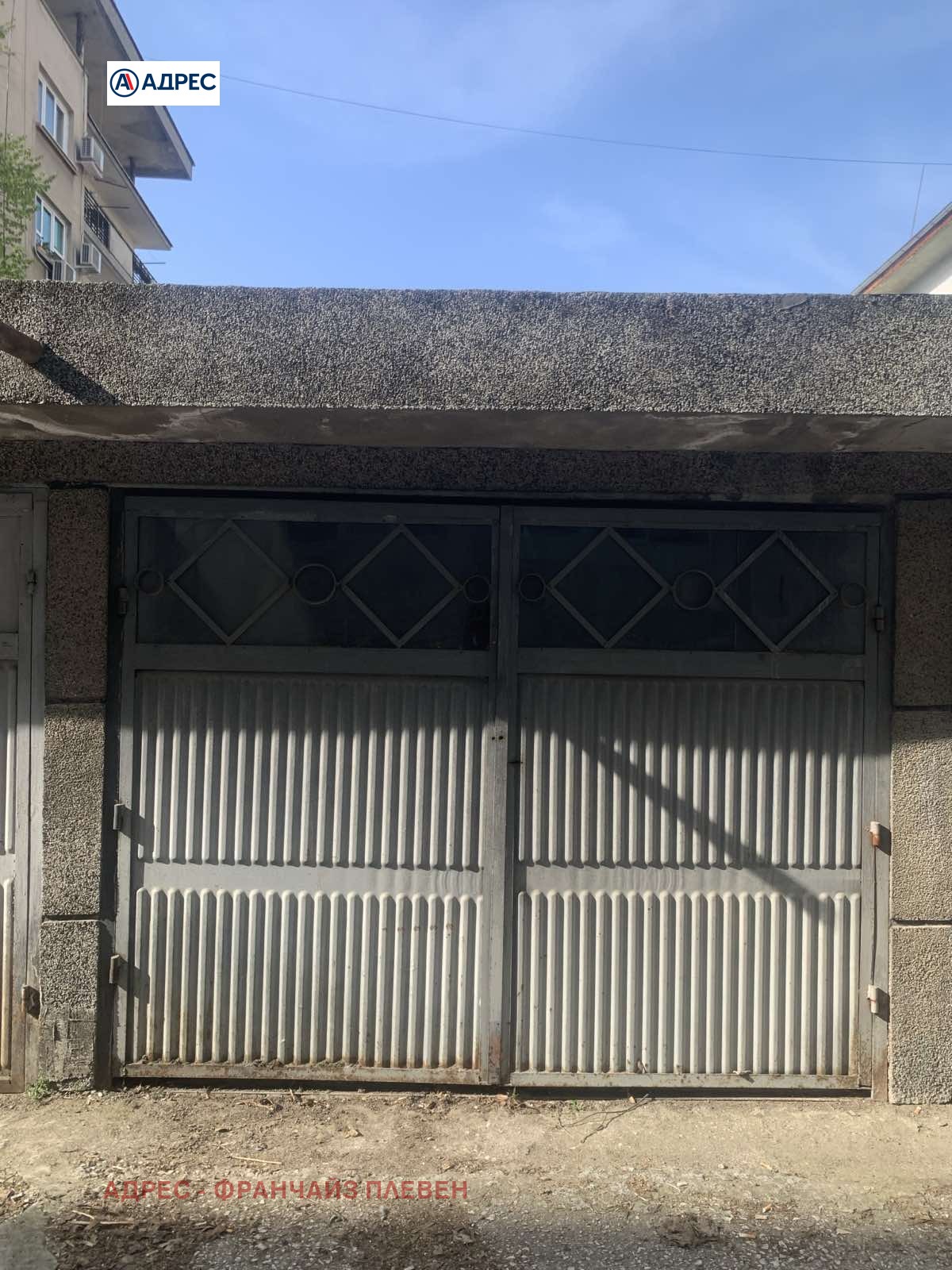 Продава ГАРАЖ, ПАРКОМЯСТО, гр. Плевен, Идеален център