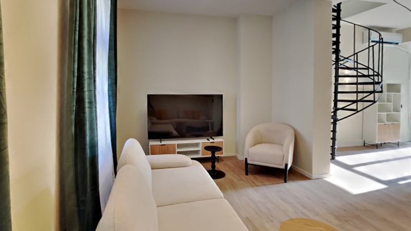 Продава КЪЩА, гр. София, Център, снимка 2 - Къщи - 52810137