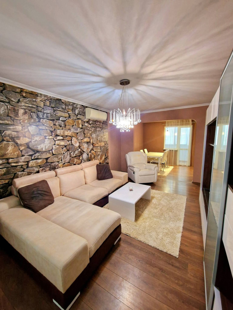 Продава 4-СТАЕН, гр. Добрич, Строител, снимка 2 - Апартаменти - 53030103