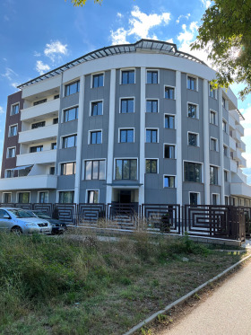 3-стаен град Перник, Изток