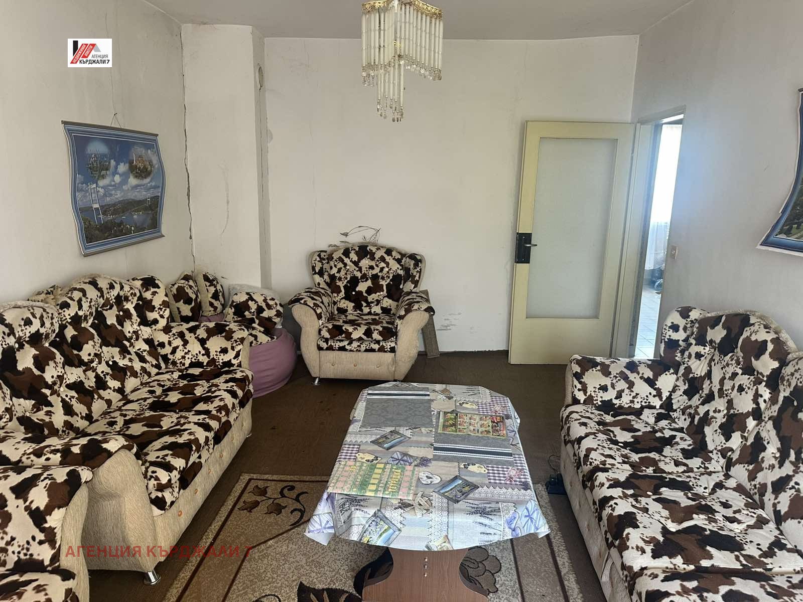 Продава МНОГОСТАЕН, гр. Кърджали, Възрожденци, снимка 2 - Апартаменти - 54797995