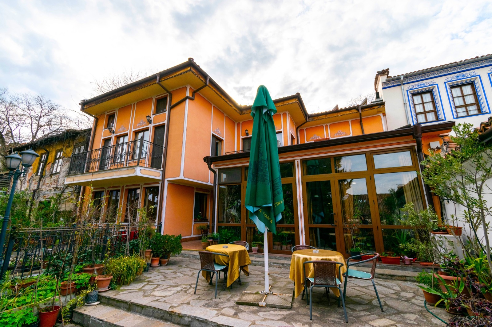Продава ХОТЕЛ, гр. Пловдив, Старият град, снимка 2 - Хотели - 54023018