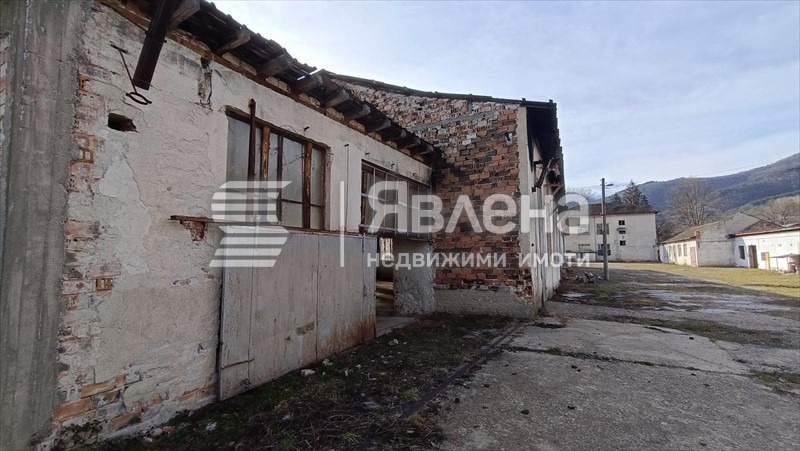 Продава ПРОМ. ПОМЕЩЕНИЕ, гр. Етрополе, област София област, снимка 5 - Производствени сгради - 54416260