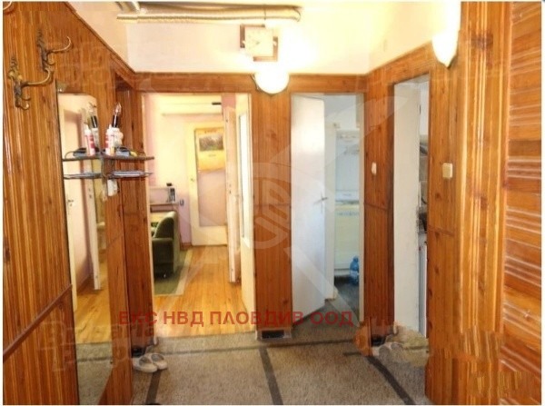 Продава ЕТАЖ ОТ КЪЩА, гр. Пловдив, Коматево, снимка 2 - Етаж от къща - 54027477