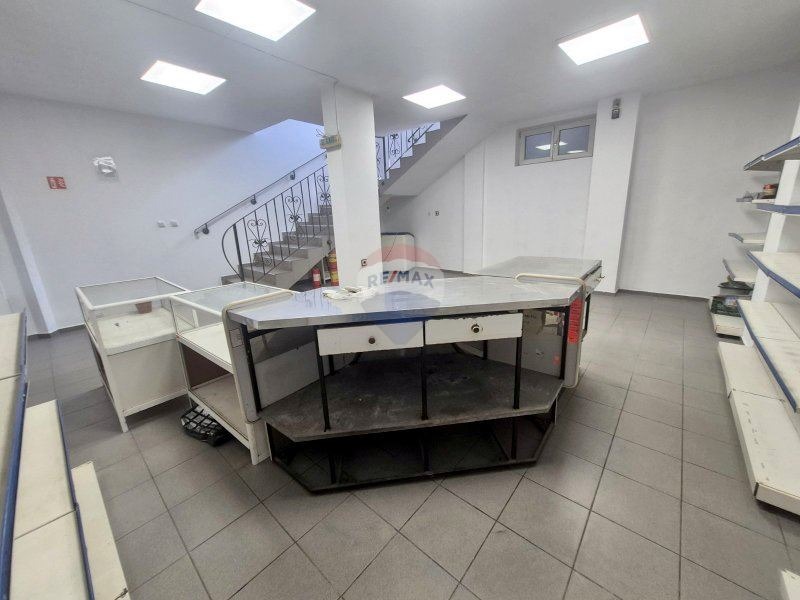 Продава МАГАЗИН, гр. Варна, Лятно кино Тракия, снимка 8 - Магазини - 53719424