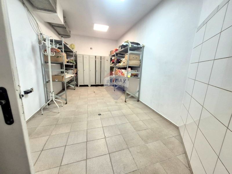 Продава МАГАЗИН, гр. Варна, Лятно кино Тракия, снимка 12 - Магазини - 53719424