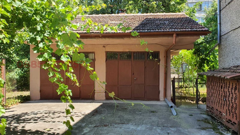 Продава ЕТАЖ ОТ КЪЩА, гр. Плевен, Мара Денчева, снимка 2 - Етаж от къща - 53537118