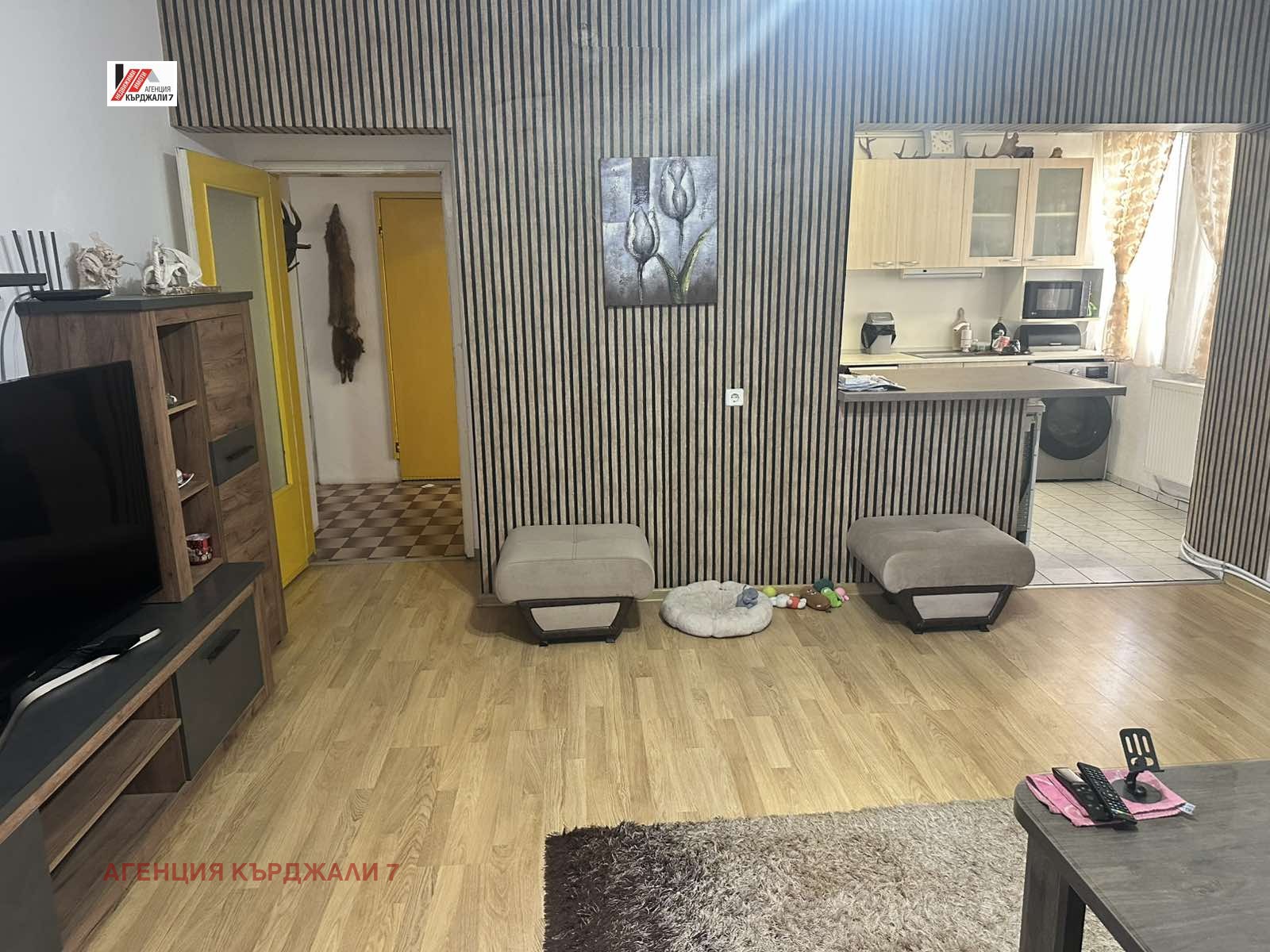 Продава ЕТАЖ ОТ КЪЩА, гр. Кърджали, Байкал, снимка 2 - Етаж от къща - 54843820
