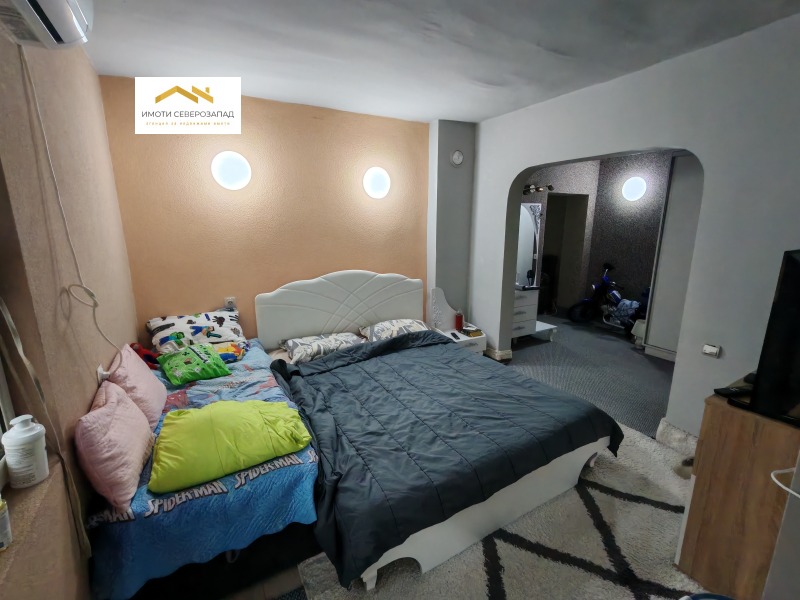 Продава ЕТАЖ ОТ КЪЩА, гр. Монтана, Широк център, снимка 9 - Етаж от къща - 52520800