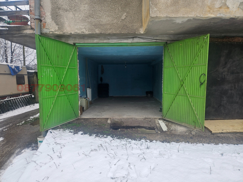 Продава ГАРАЖ в област Враца, гр. Мездра - 23 кв.м / 16 500 € » 32 271.20 лв.