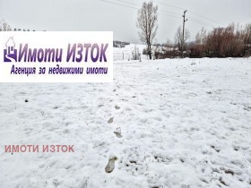 Juoni Iztok, Pernik 3