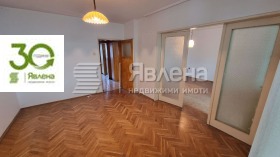 Mais de 3 quartos VINS-Tcherven plochtchad, Varna