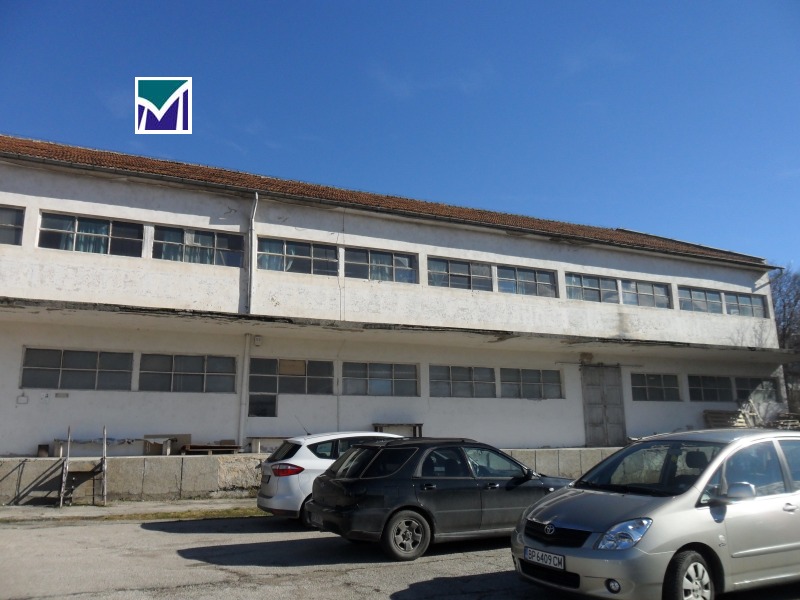 Продава ПРОМ. ПОМЕЩЕНИЕ в област Враца, гр. Мездра - 6201 кв.м / 330 000 € » 645 423.90 лв., МОНОГРАМ-ИНДУСТРИАЛНИ И ЛОГИСТИЧНИ ИМОТИ
