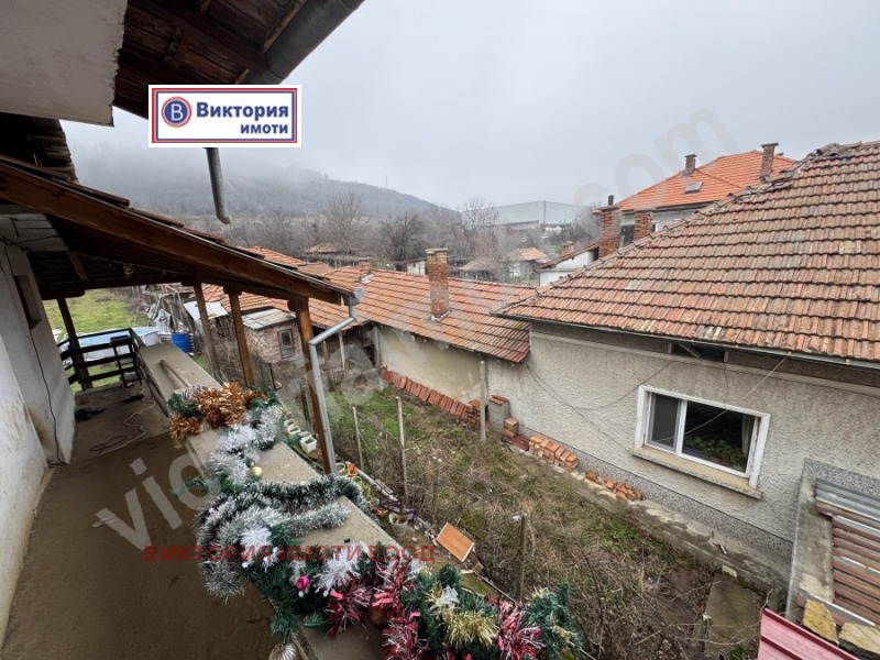 Продава ЕТАЖ ОТ КЪЩА, гр. Дебелец, област Велико Търново, снимка 7 - Етаж от къща - 53020794