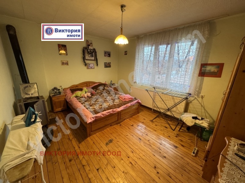 Продава ЕТАЖ ОТ КЪЩА, гр. Дебелец, област Велико Търново, снимка 2 - Етаж от къща - 53020794