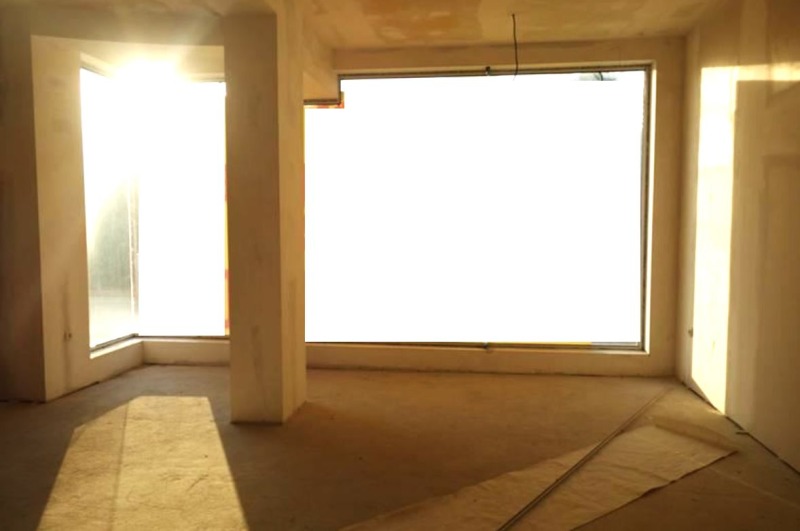 Продава МАГАЗИН в град Варна, Гранд Мол - 170 кв.м / 290 000 € » 567 190.70 лв., РОЯЛС