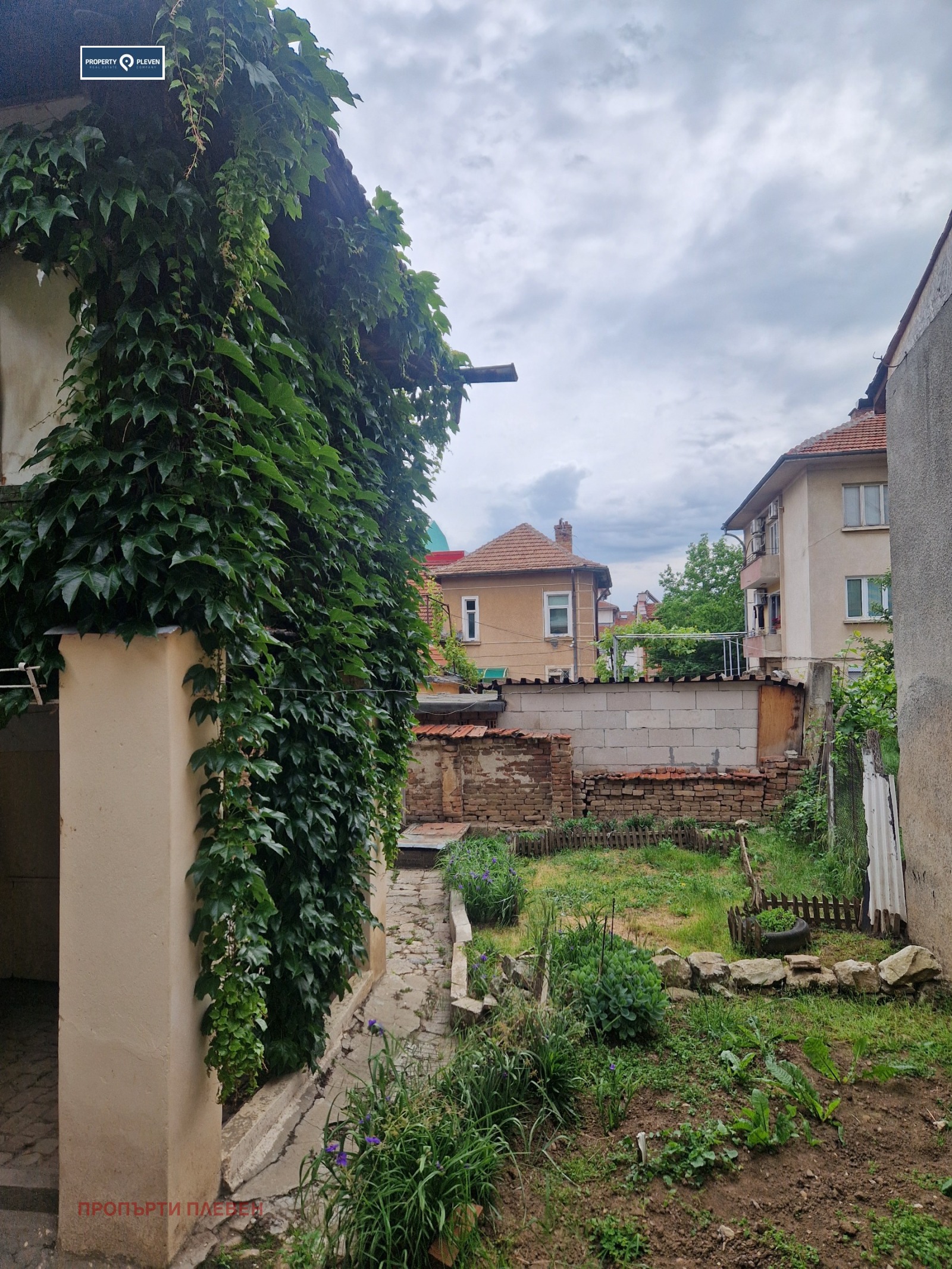 Продава КЪЩА, гр. Плевен, Идеален център, снимка 2 - Къщи - 50400260
