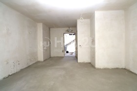 Myytävänä Studio