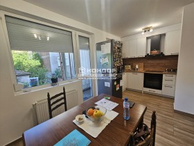 Продава 3-стаен град Пловдив Въстанически - [1] 