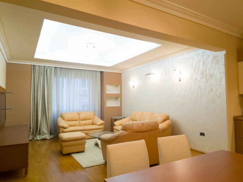 Продава 3-СТАЕН, гр. София, Център, снимка 2 - Апартаменти - 52990455