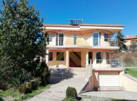 Haus Moschino, Pernik 1