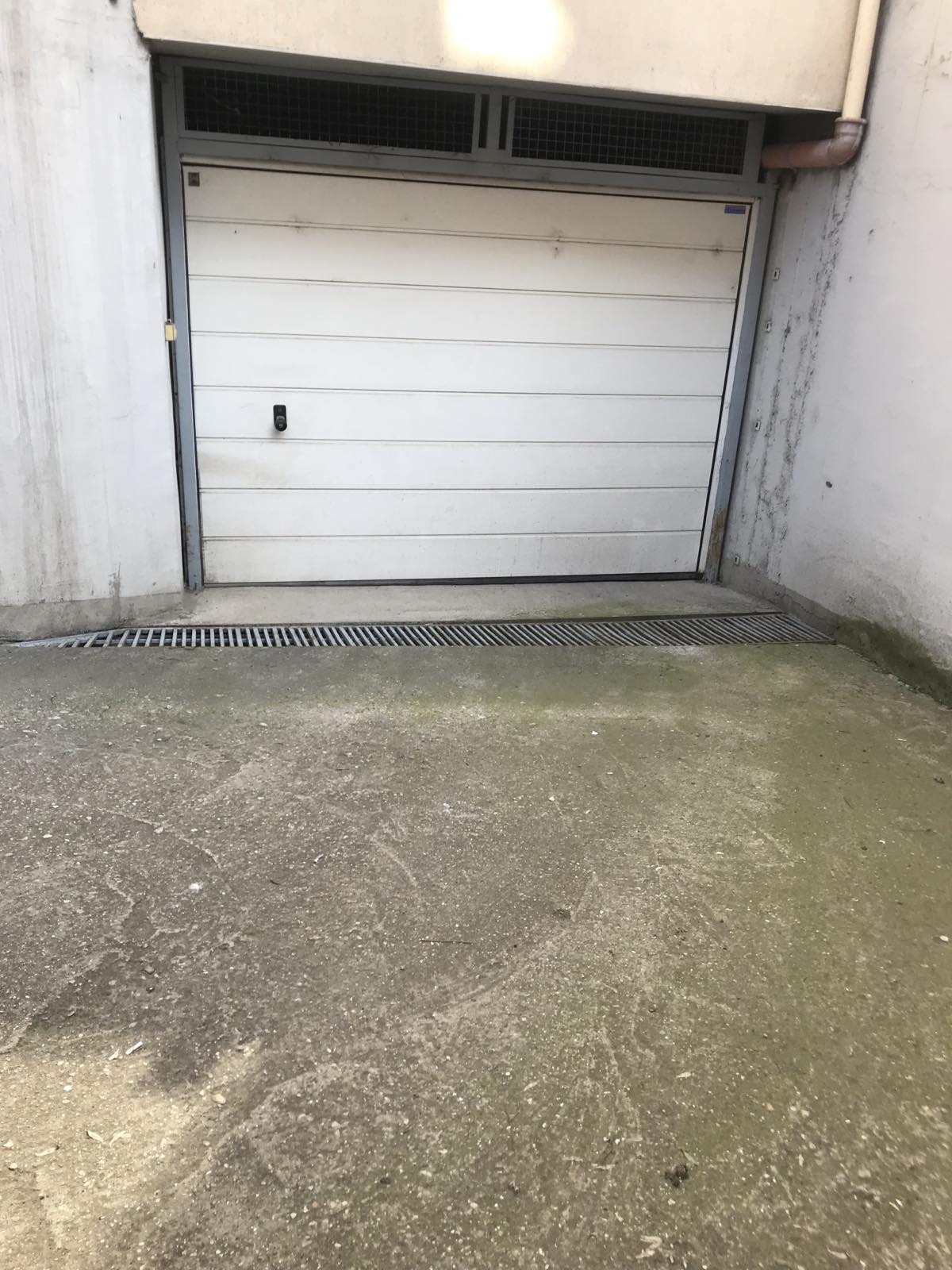 Продава ГАРАЖ, ПАРКОМЯСТО, гр. Русе, Център, снимка 2 - Гаражи и паркоместа - 53859982