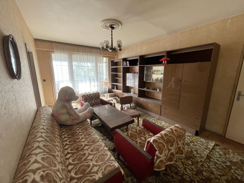 Продава МНОГОСТАЕН, град Шумен, Добруджански • 260000 лв. / 132935.89 € • 31949506 1