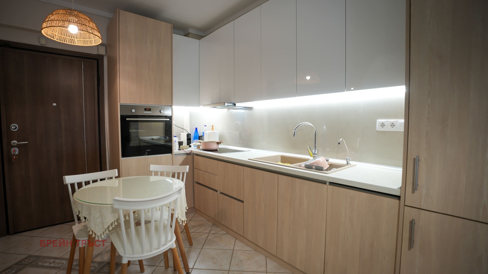 Продава 3-СТАЕН, Извън страната, област Извън страната